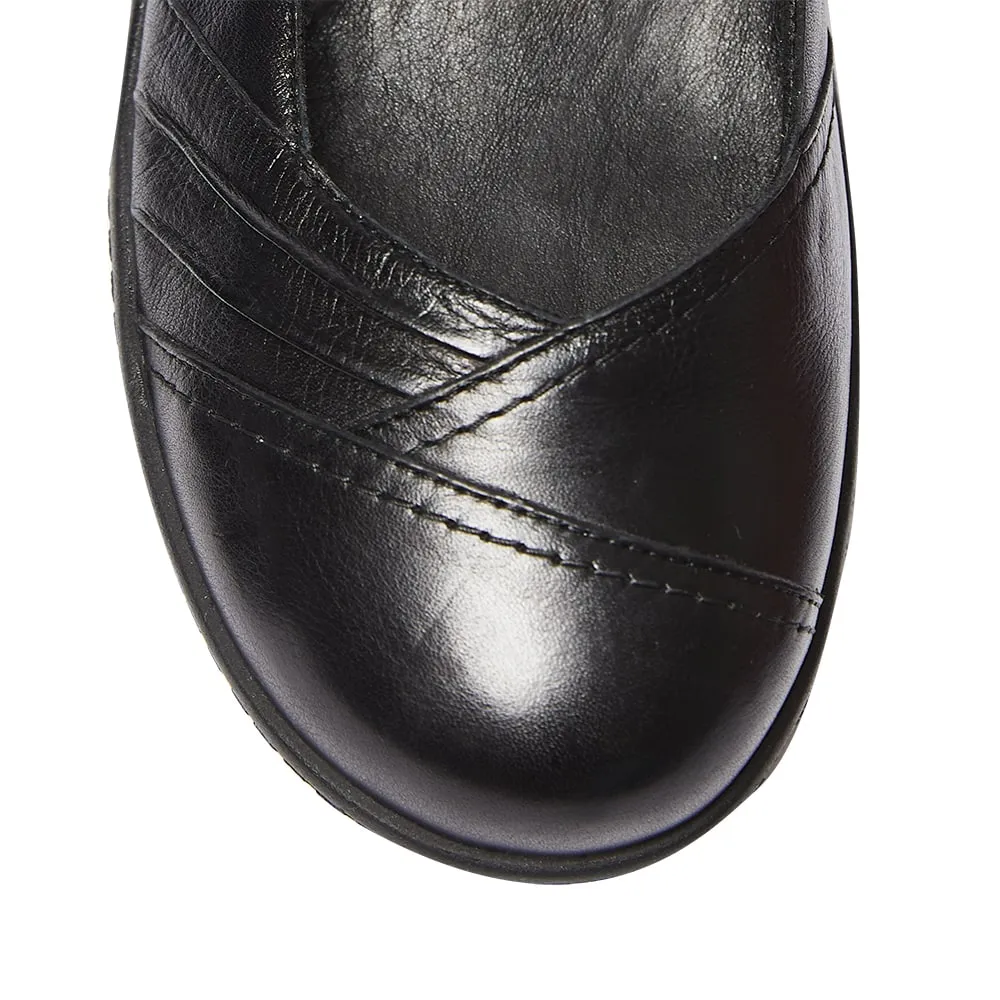 Larissa Flat in Black Leather