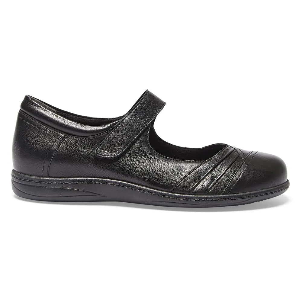 Larissa Flat in Black Leather