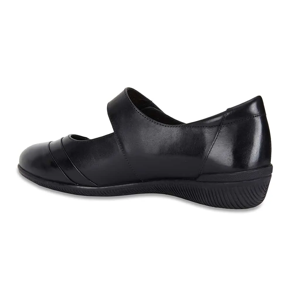 Winston Flat in Black Leather